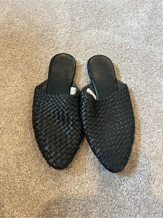 Universal Thread Shoes - Women’s Universal Thread Black Woven Mules size 6